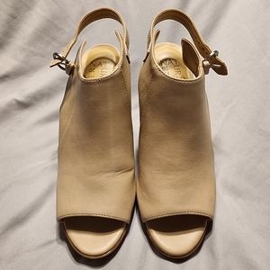 EUC Nude Naturalizer Size 8 opened toed heels